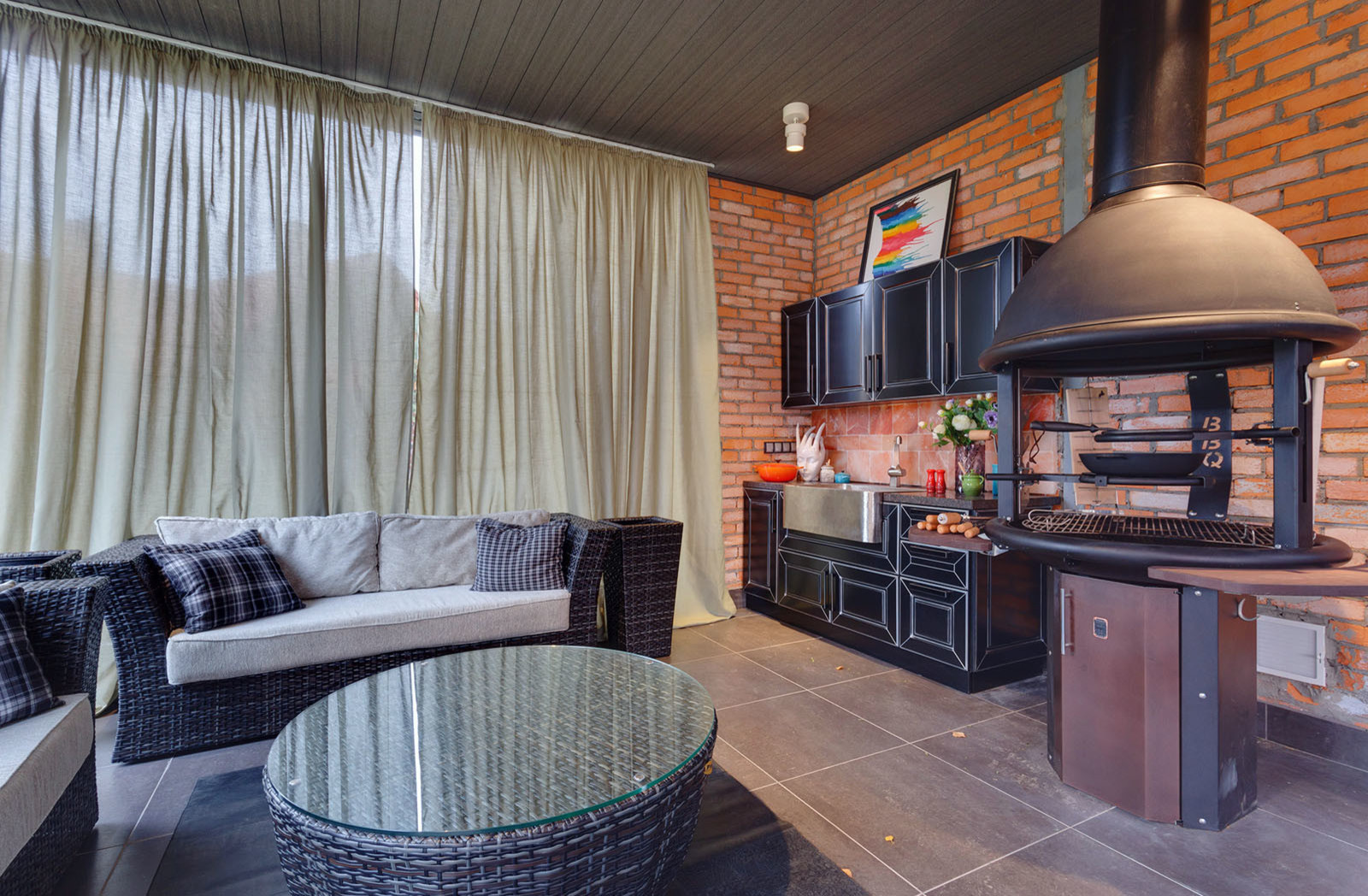 Зона барбекю в загородном доме. Ракурс на барбекю