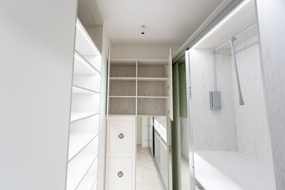 Гардеробная raumplus с LED-подсветкой, брючницами и пантографами