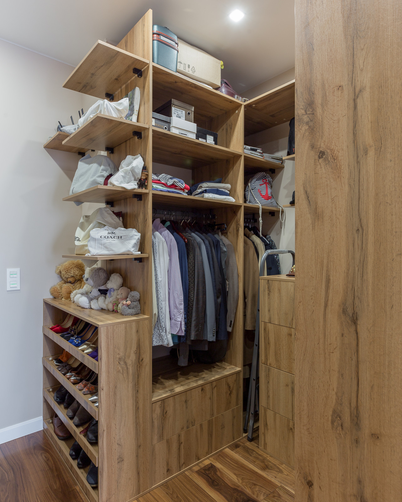 Гардеробная в спальне в ЖК Маяк