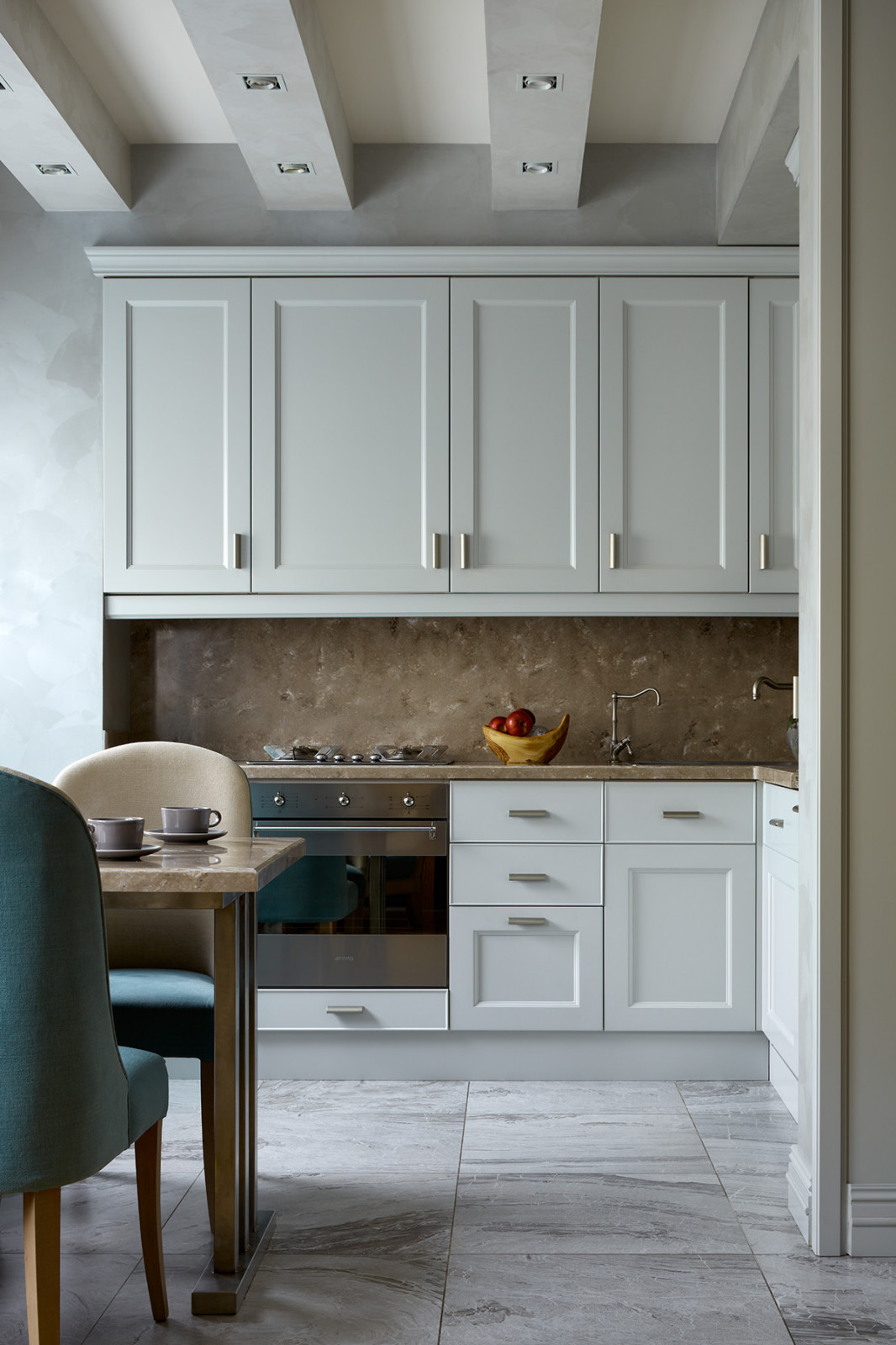 Серая цветовая палитра с яркими акцентами