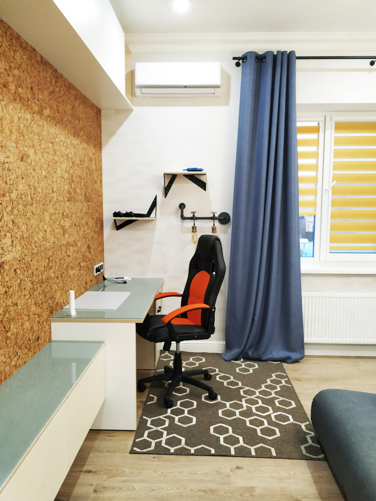 Подростковая комната с элементами лофта