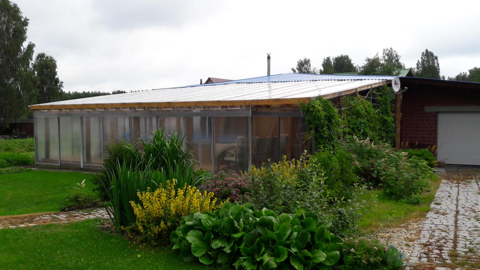 Деревянный дом с фасадом из металического сайдинга, баня с бассейном.