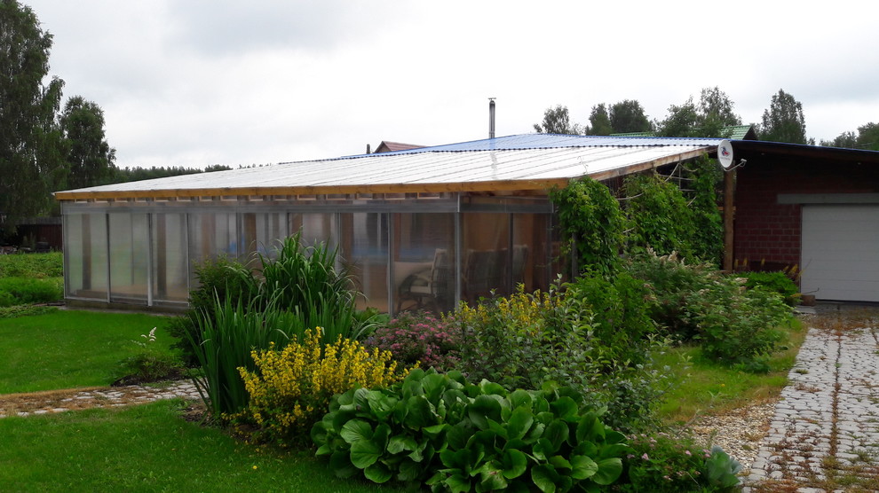 Деревянный дом с фасадом из металического сайдинга, баня с бассейном.