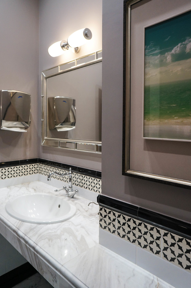 Общественный санузел в офисном здании.