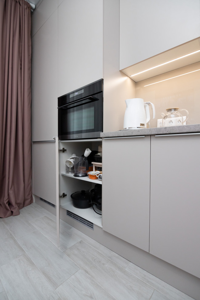 Современная угловая кухня в нежно-сером цвете