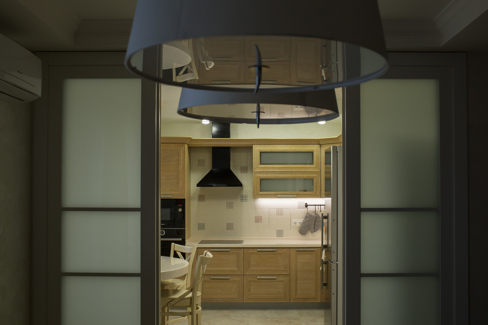 Городская кухня с лесным пейзажем