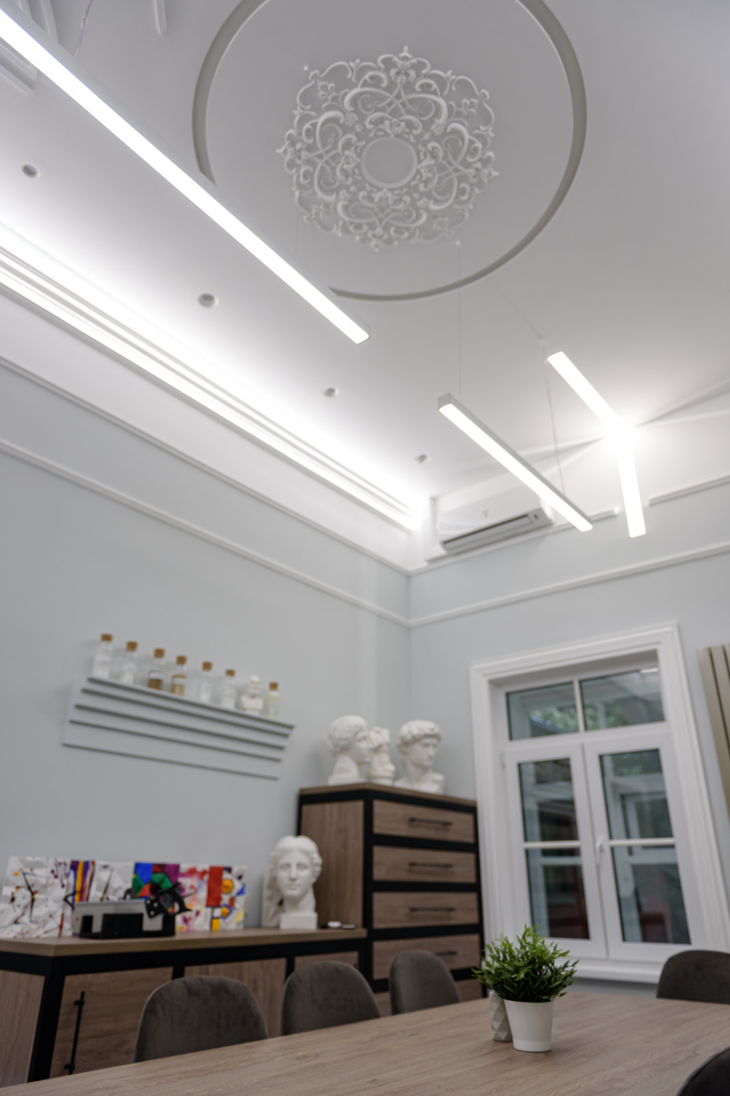 Шоу-рум гипсовой лепнины и светильников в Перми
