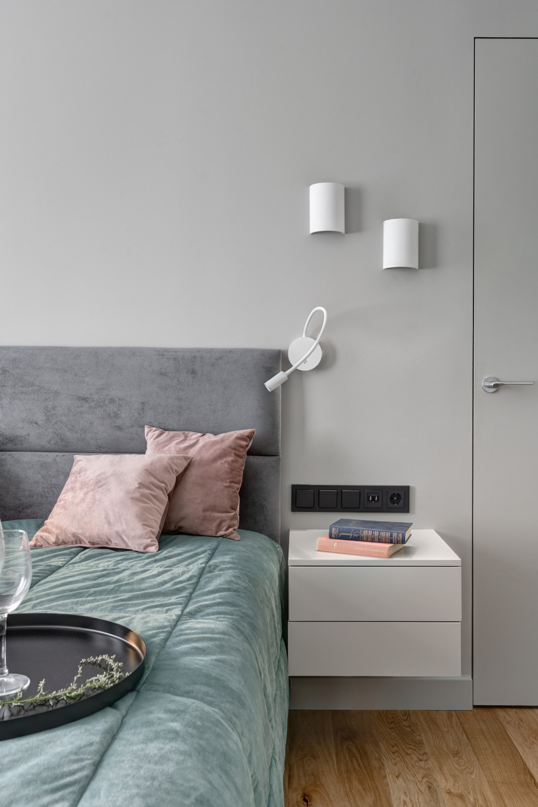 "Смокинг". Квартира на наб. Т. Шевченко