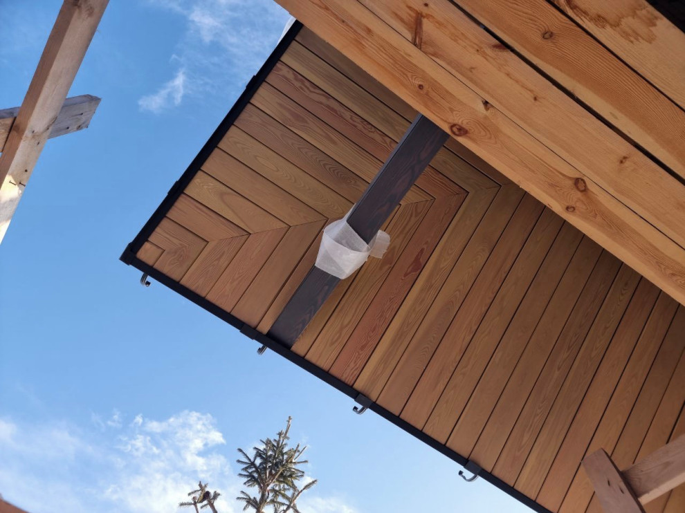 Подшивка свесов. Комбинация из планкена (лиственница) и фальца (сталь SSAB)