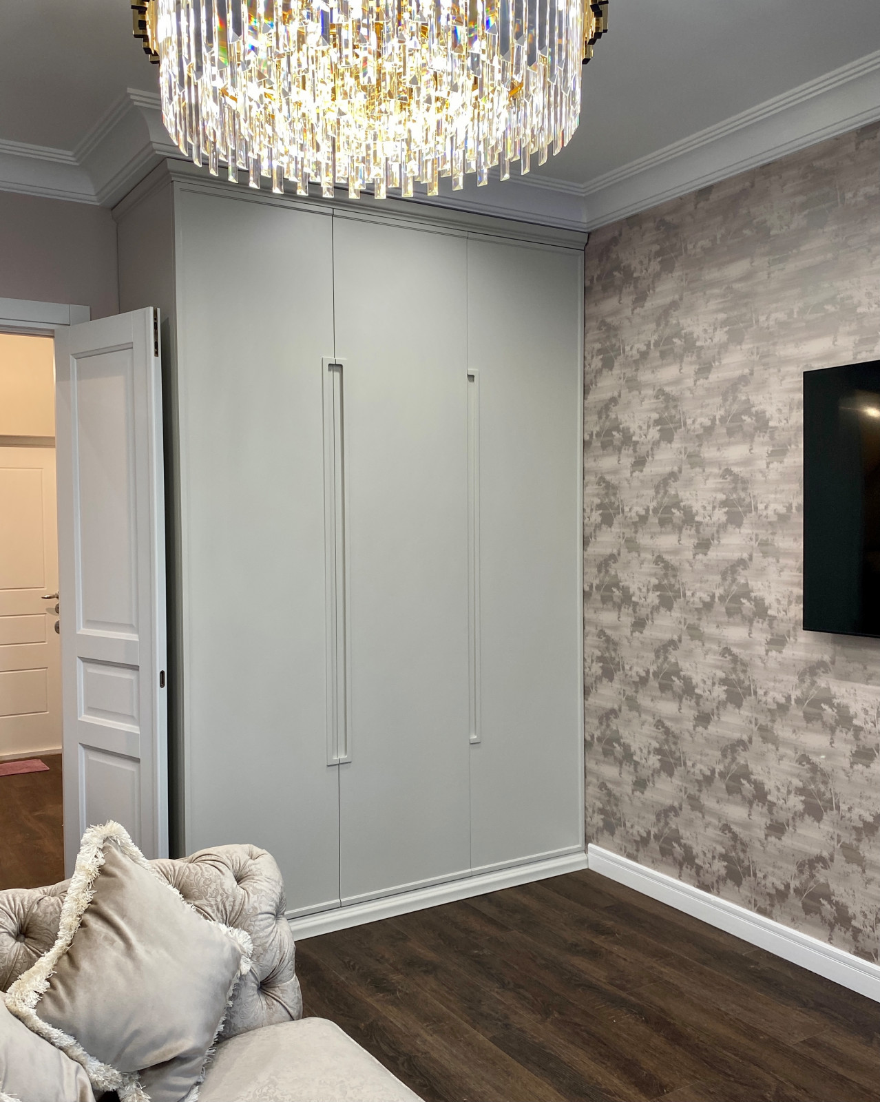 Шкаф распашной, трехдверный.