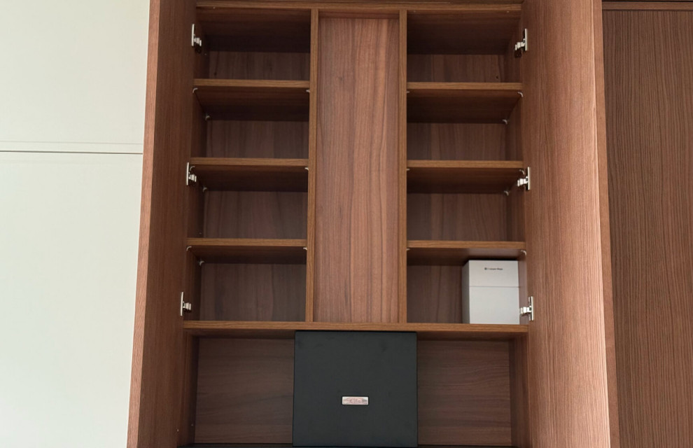 Кухня Петра в кремово-белом цвете с древесными элементами