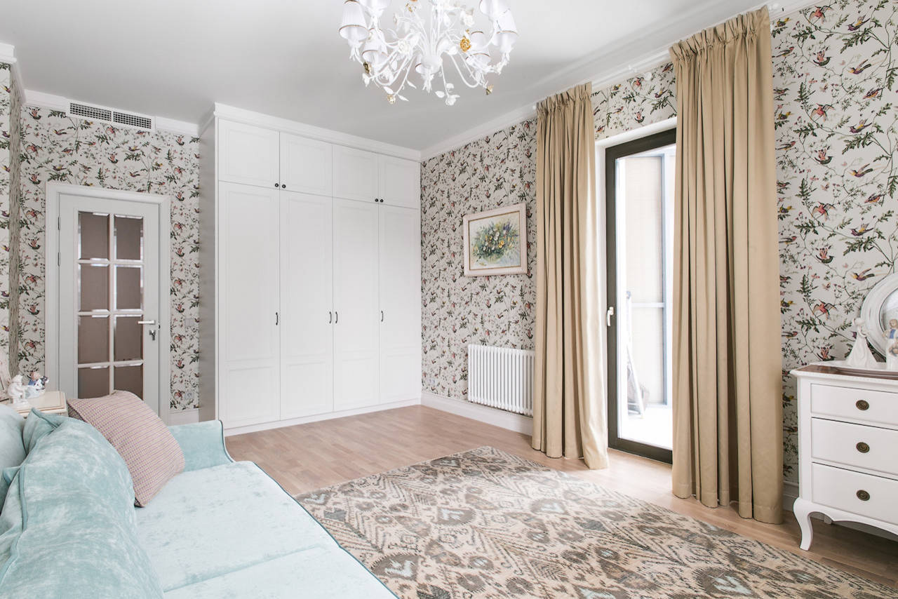 Houzz тур: Квартира с цветными шкафами для коллекции фарфора