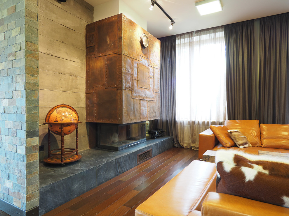 Термостойкий короб камина декорирован старыми, аутентичными листами железа