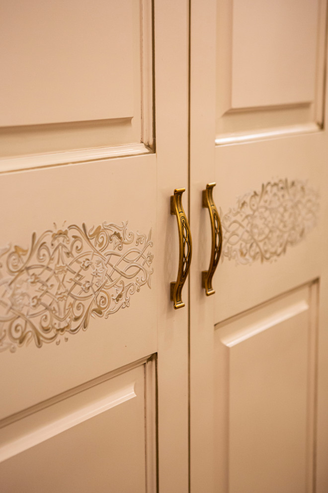 Роспись на дверях шкафа