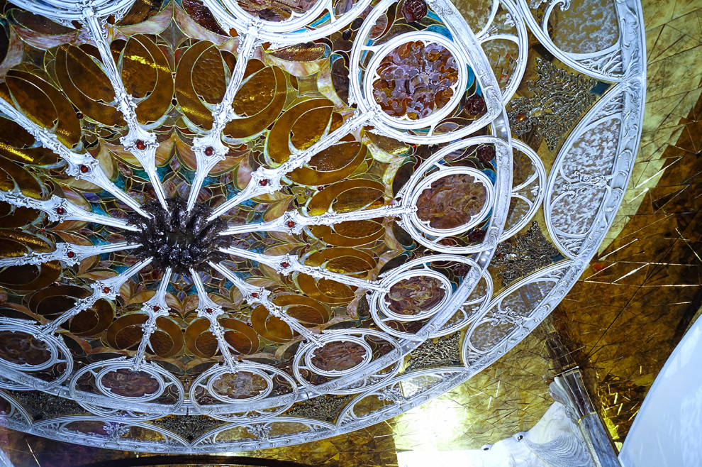 Обложка проекта: Подвесной витражный потолок и витражные колонны в проекте Алексея Коробки.