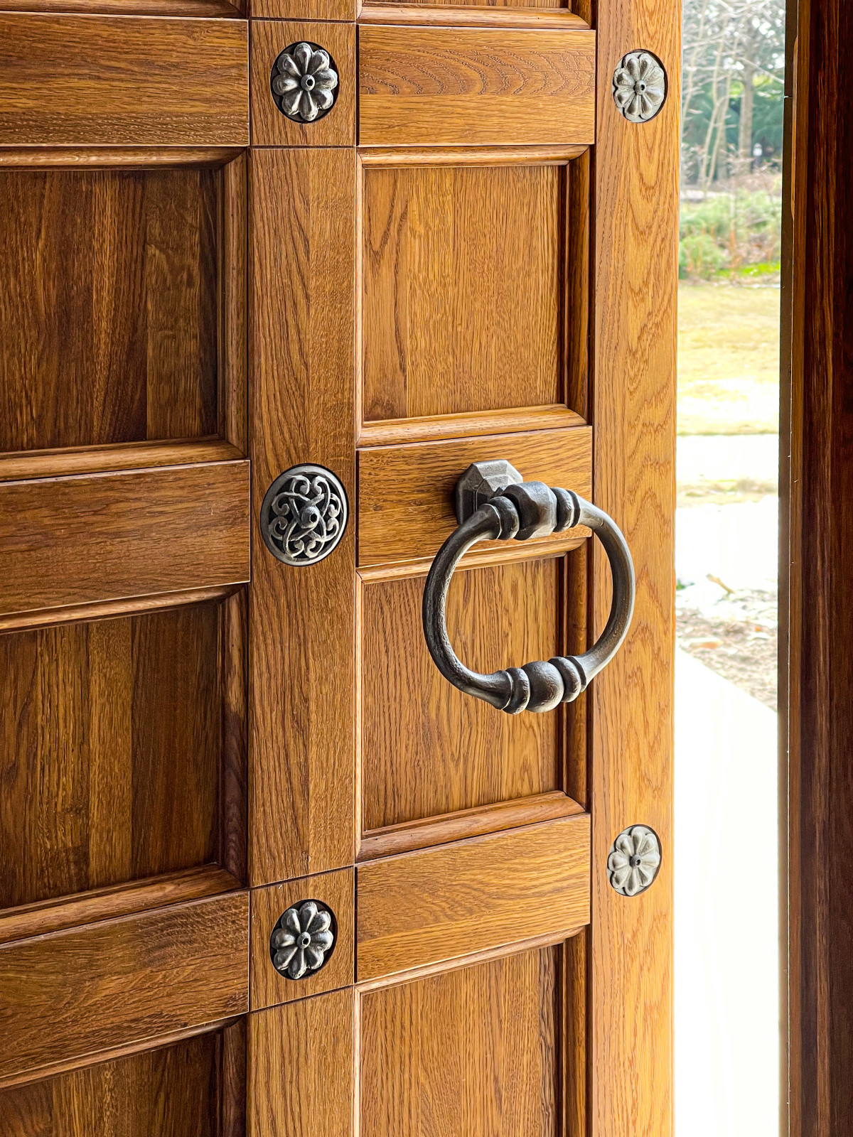 Кованые двери в Храм с витражными окнами.