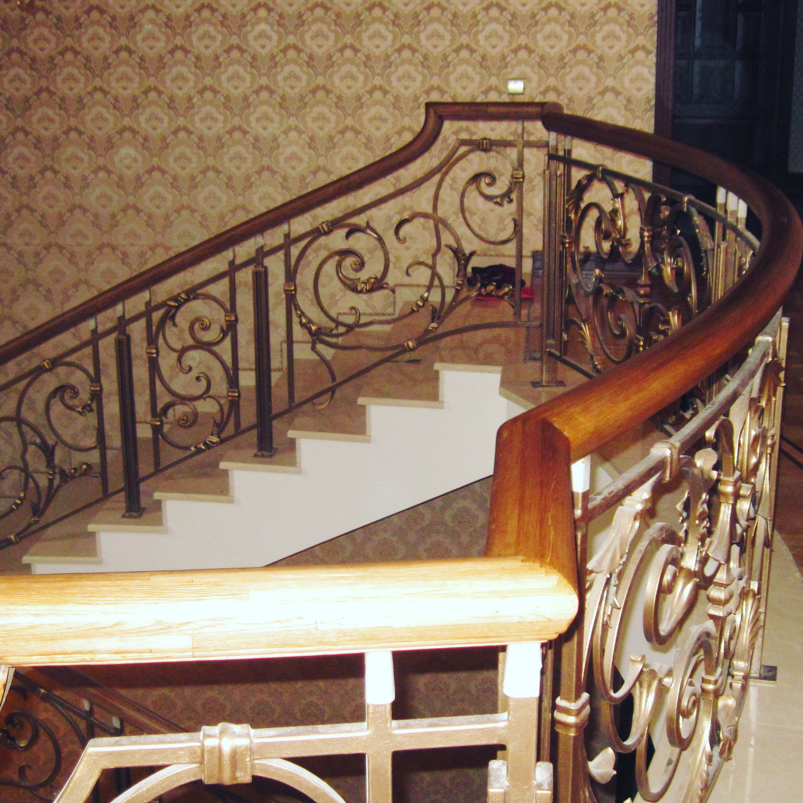 Деревянный гнутый поручень на кованые ограждения лестниц.