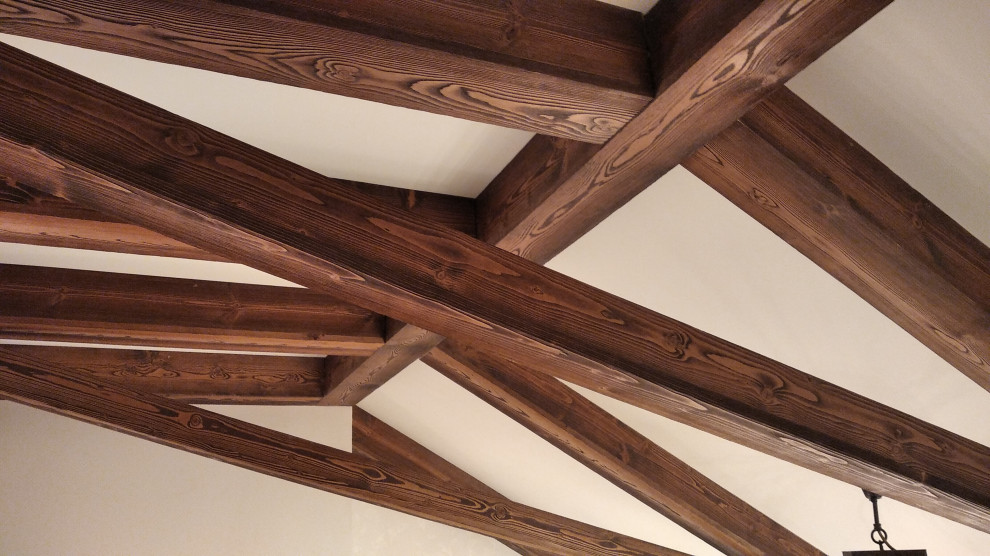 Фальшбалки сложной конфигурации в загородном доме