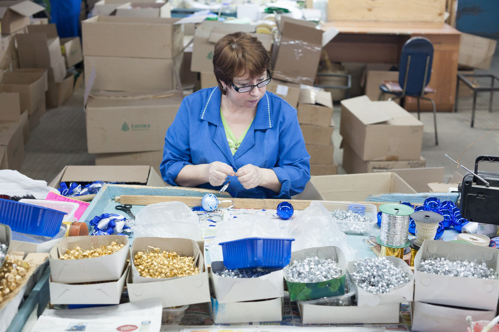 Портрет: Российские новогодние игрушки от фабрики «Елочка»