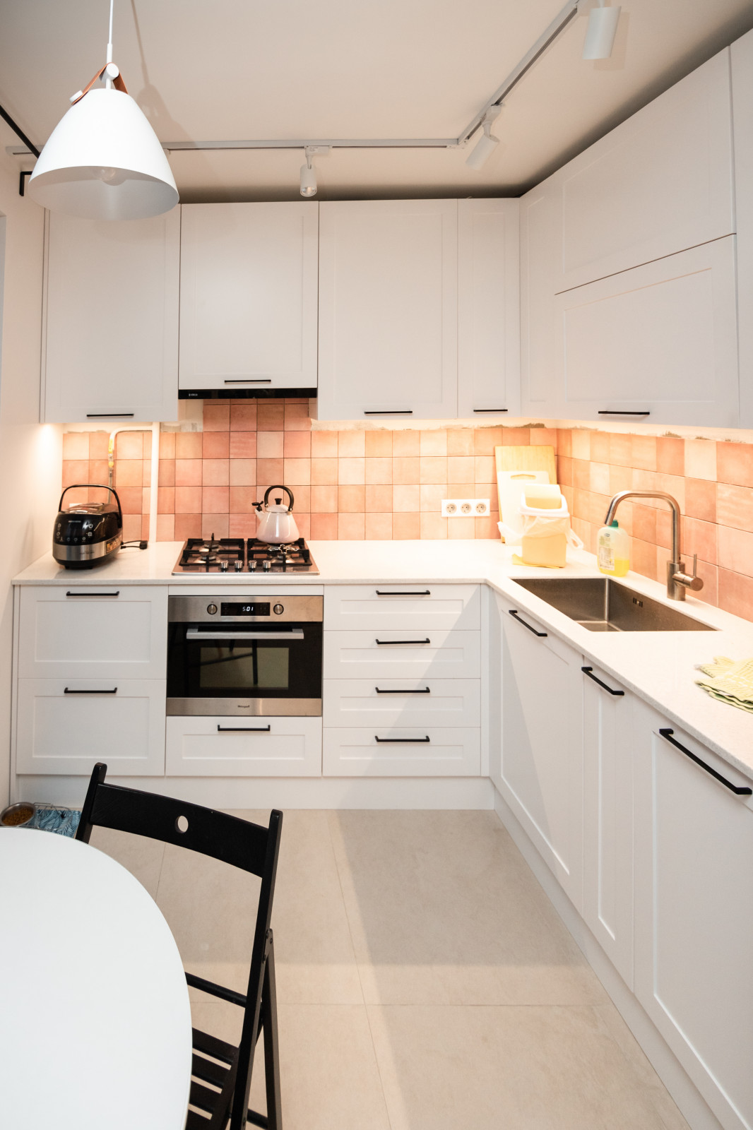 Белая небольшая кухня в стиле неоклассика