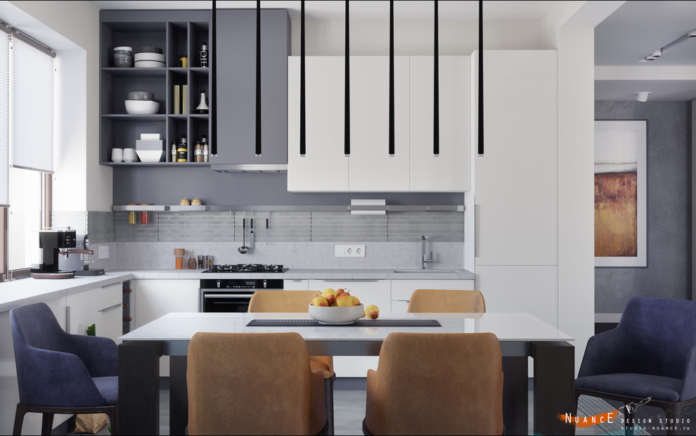 Объединенная гостиная-кухня с современной лестницей на 1 косоуре в загородном до