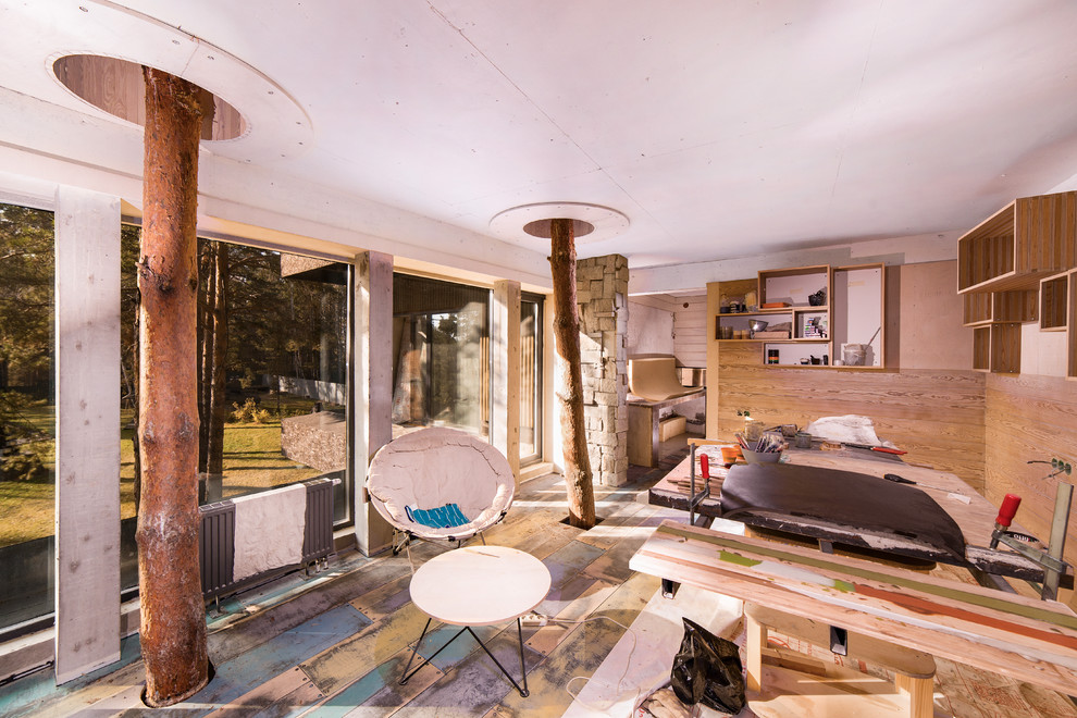 дом встроен в холм