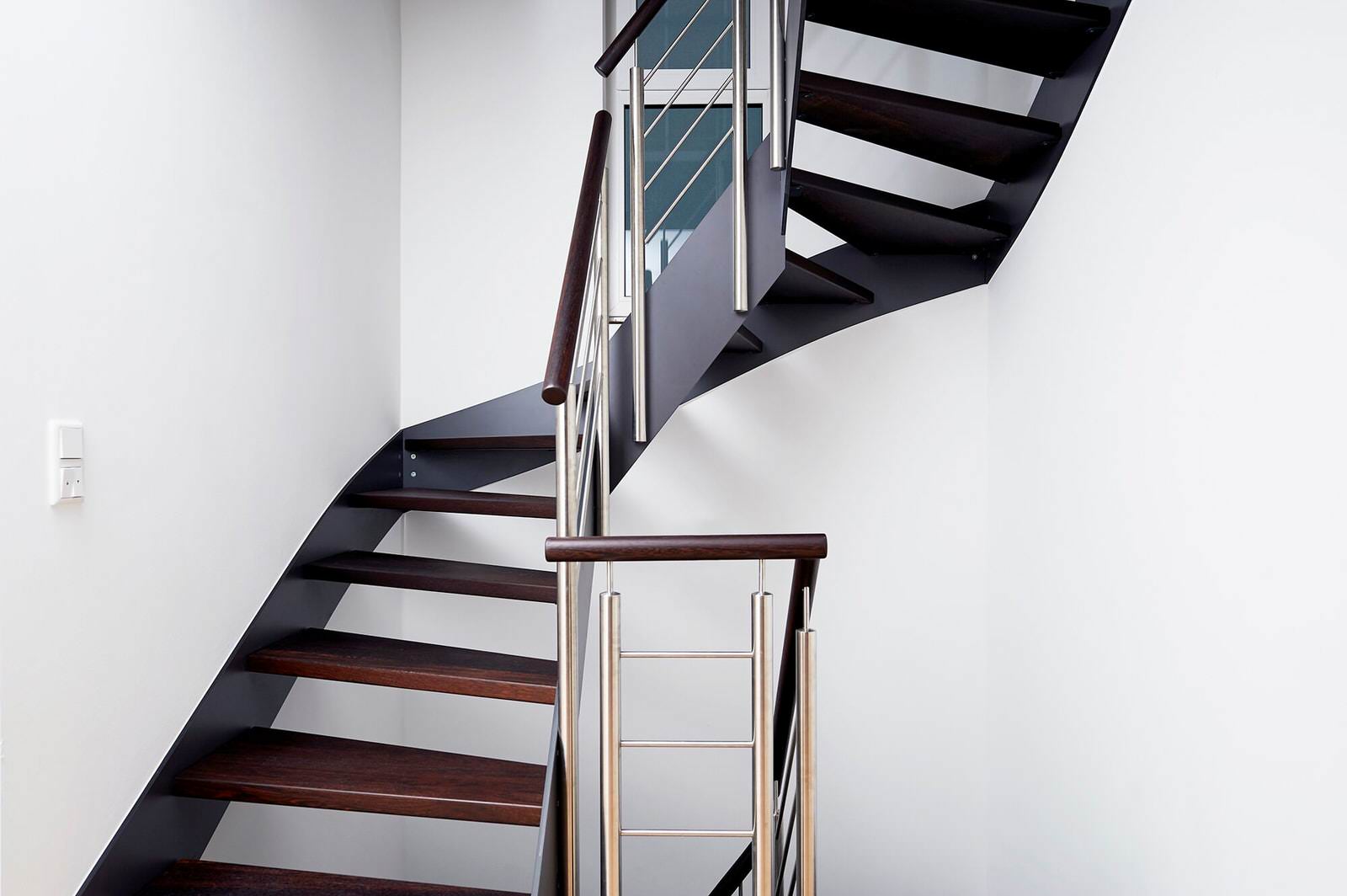 Консольная лестница в темных тонах