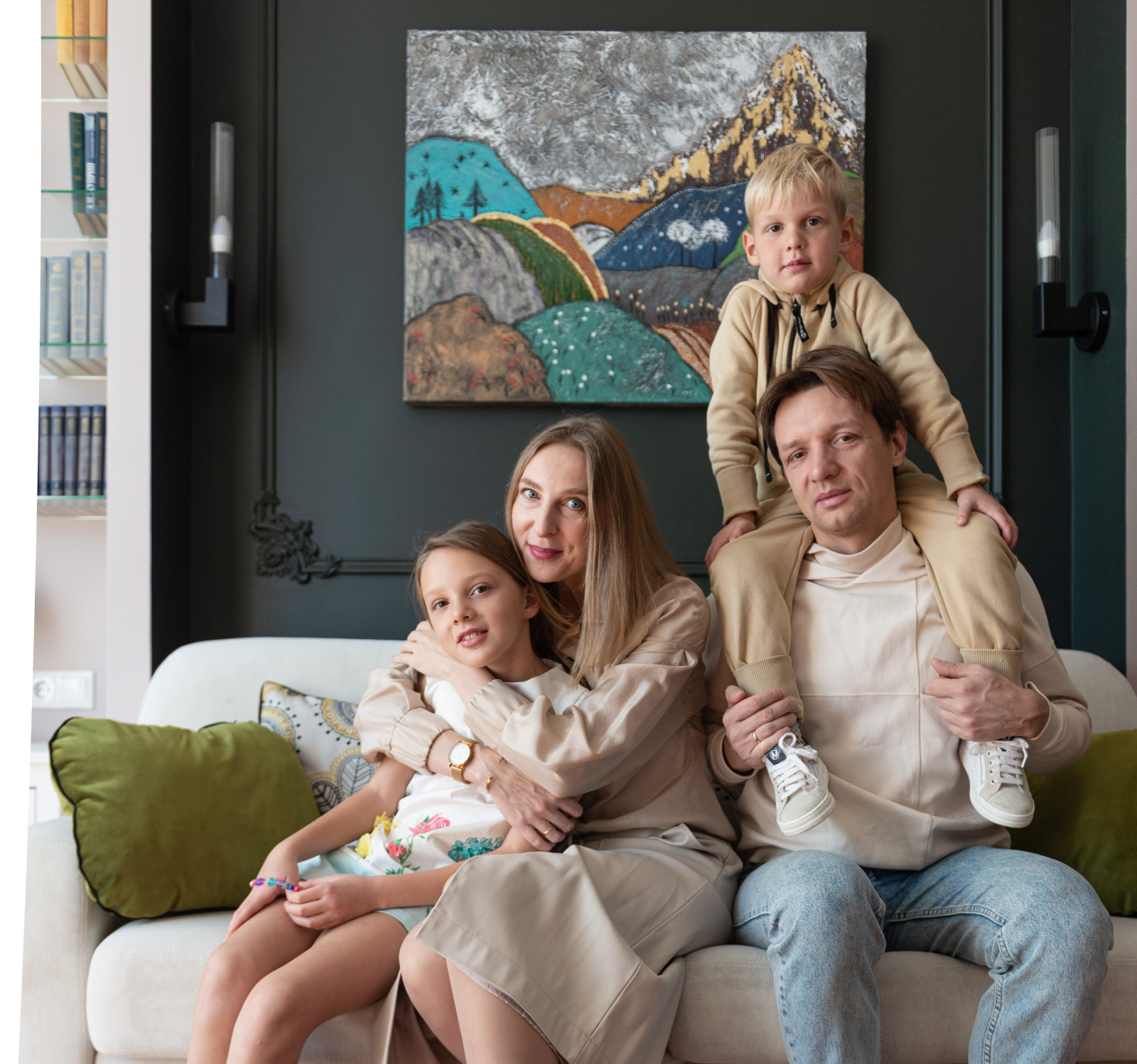 В гостях: Квартира на севере Москвы — с картинами хозяйки