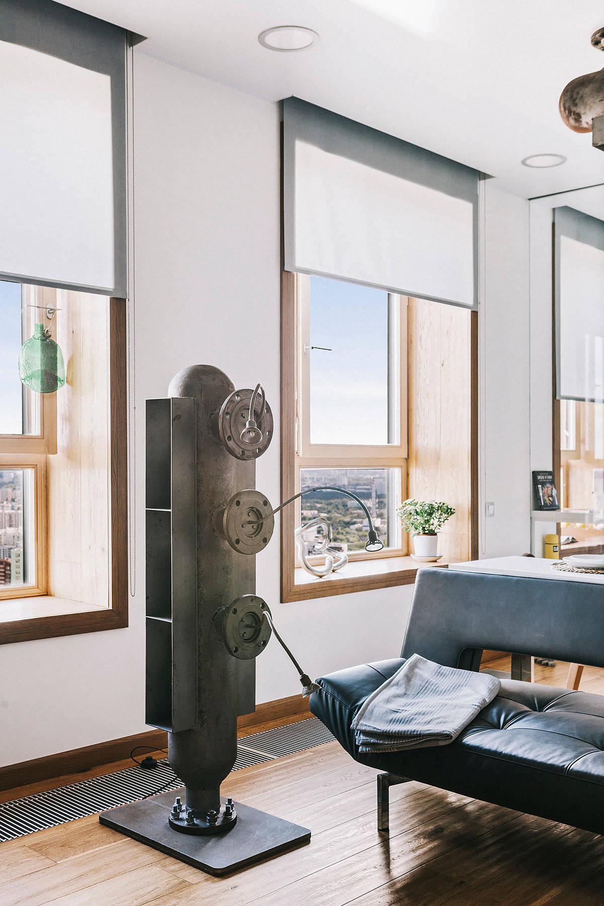 В гостях: Квартира на 37-м этаже с арт-объектами из металла