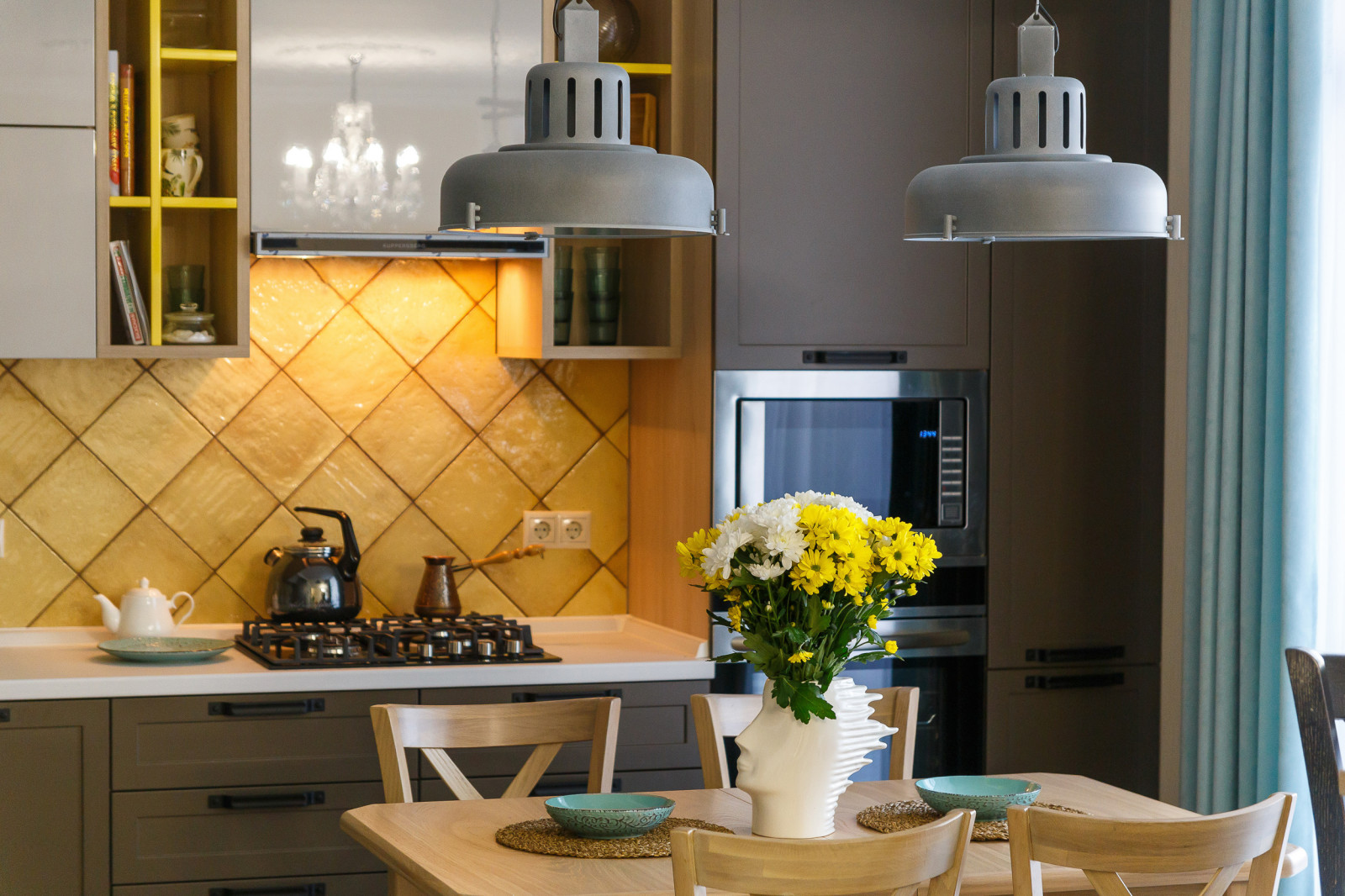 Разноцветная двухкомнатная квартира для девушки, которая любит вязать.