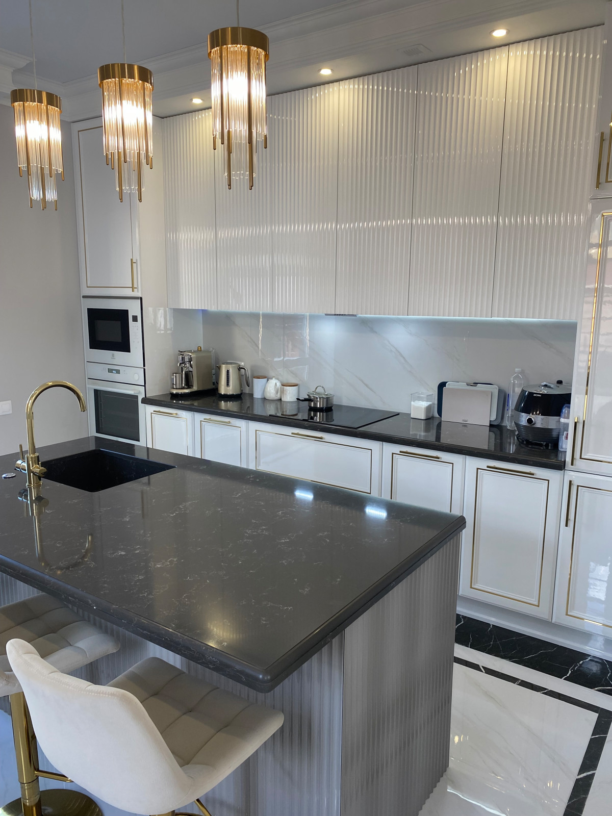 Обложка проекта: Кухня Аурелия. Латунь и эмаль глянец