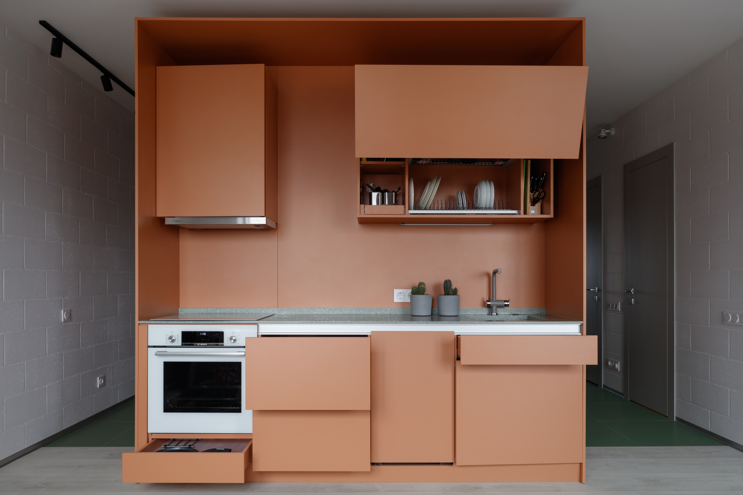 Houzz тур: Квартира с карамельным кубом и «бетонной» панелью ПО-2