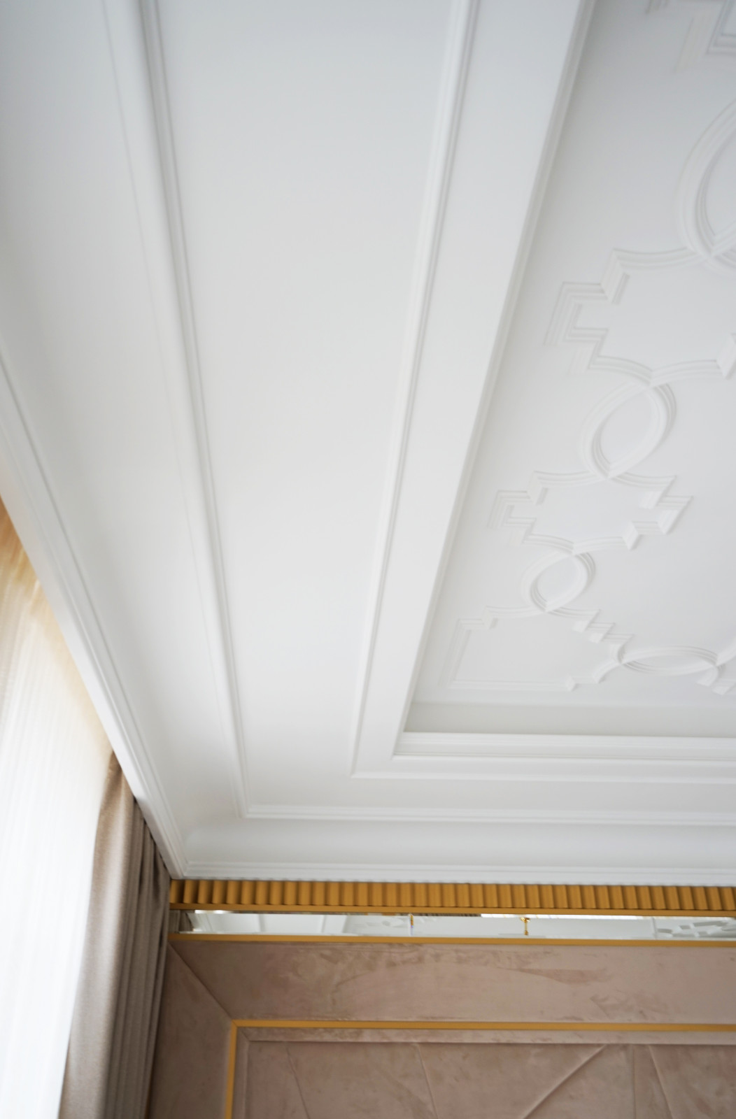 Фото готового интерьера. Второй этаж загородного дома, пространство спален в дом