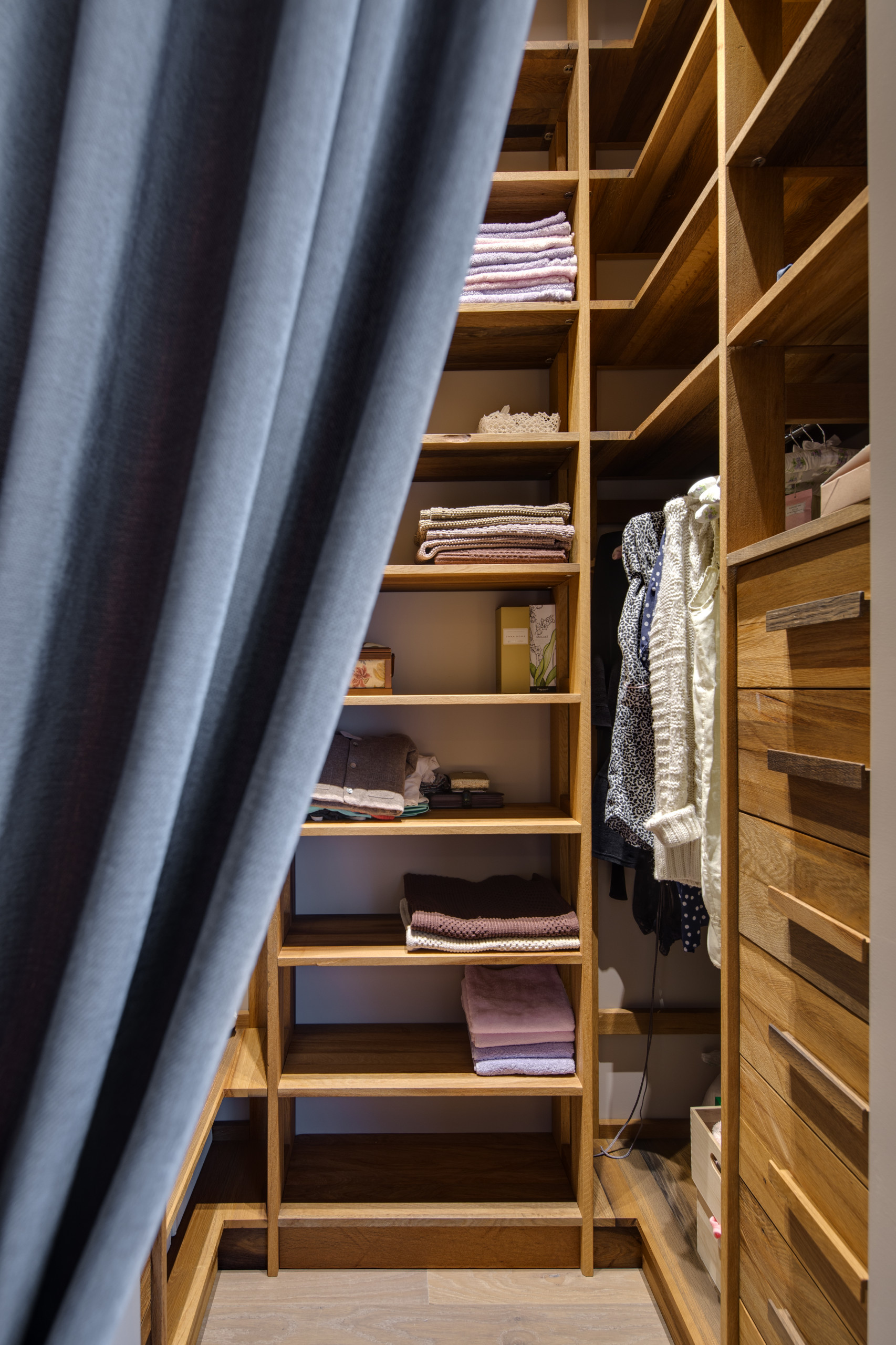 Houzz Украина: Дом с гардеробной под крышей для молодой семьи