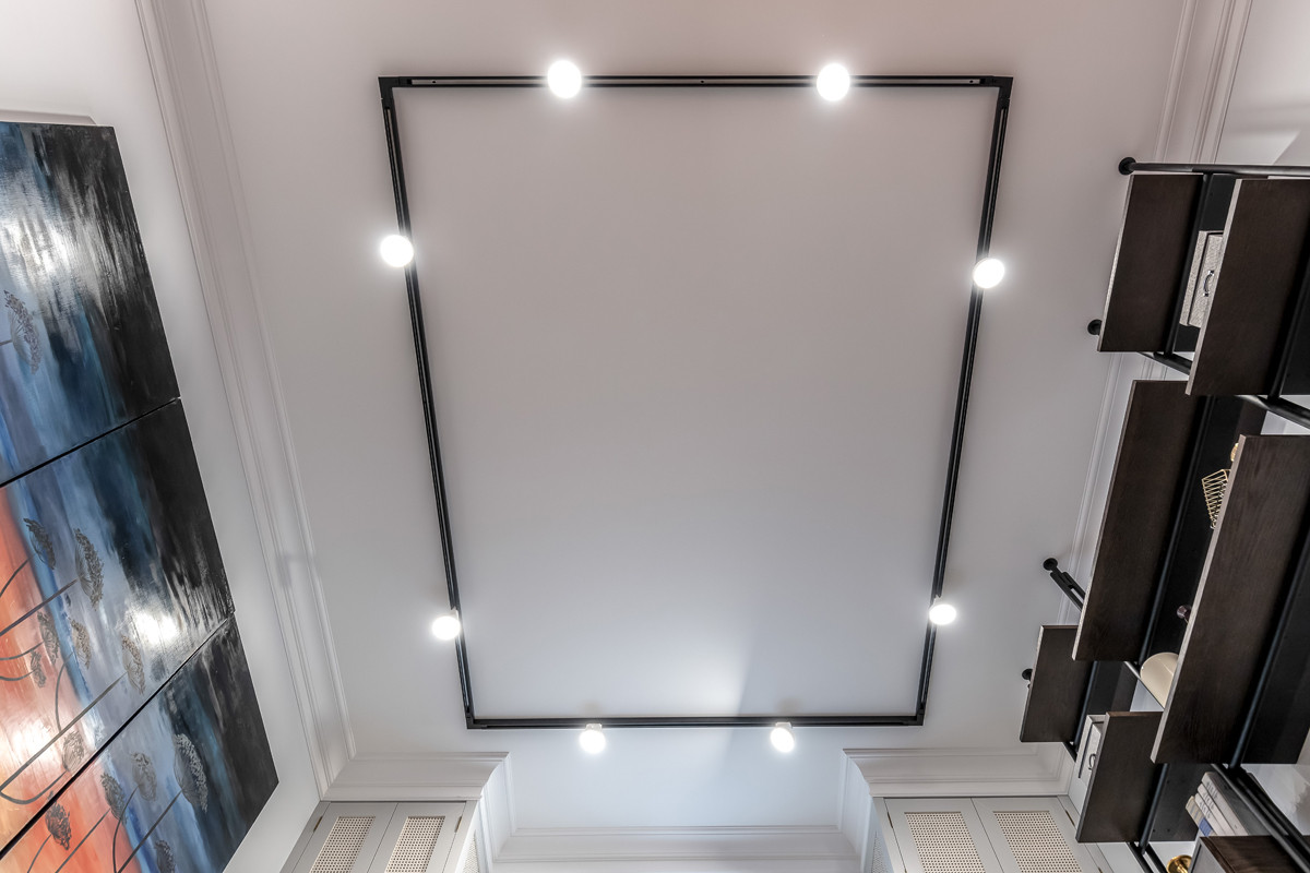 Гостиная с леопардом в зарослях борщевика