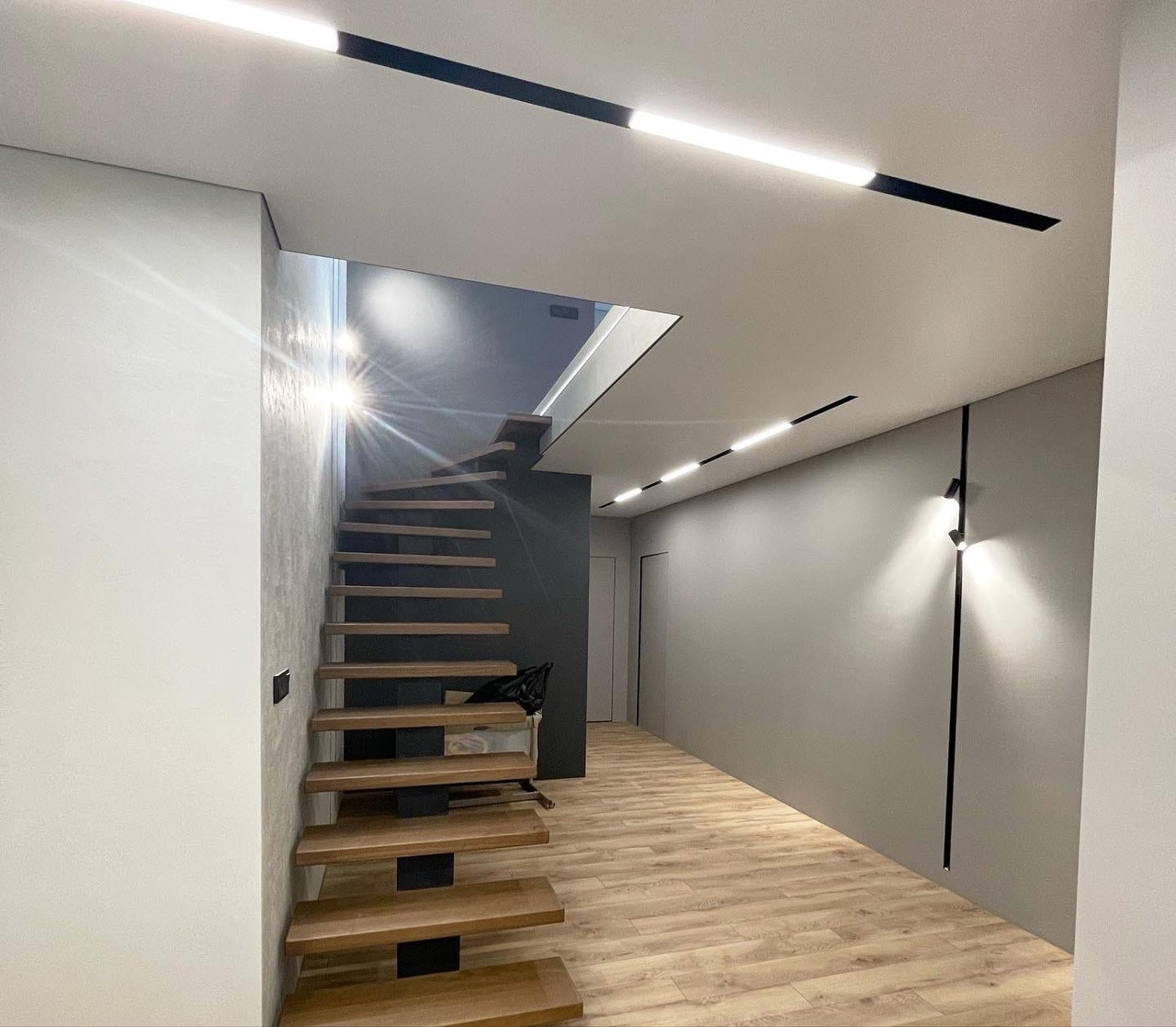 Теневые потолки и линейное освещение в ЖК Европейский берег