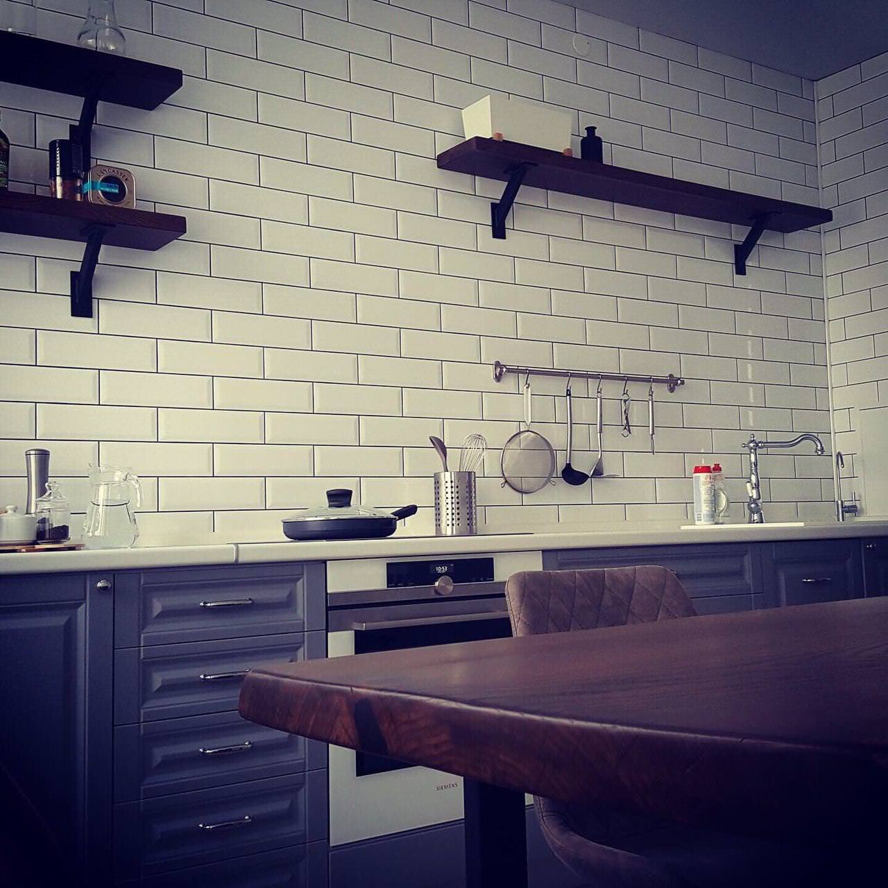 Стол из слэба и полки для кухни