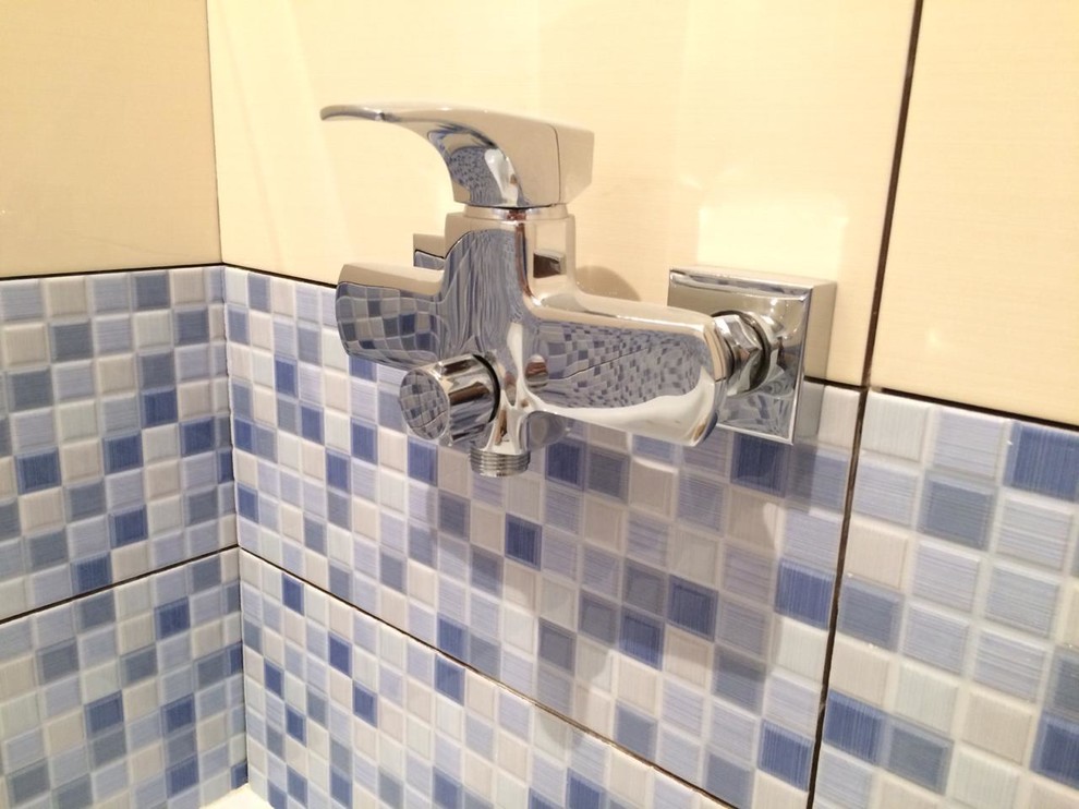 Процесс укладки плитки