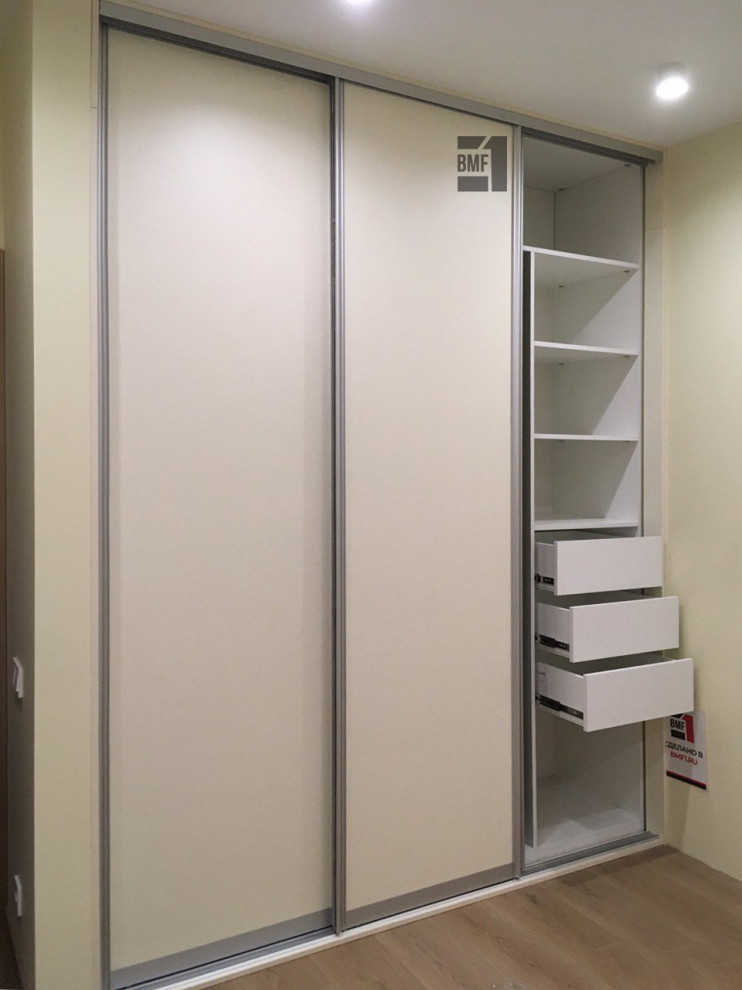 Шкаф-купе минималистичный