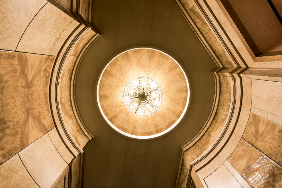 Прихожая и коридор в отделке декоративным шпоном.