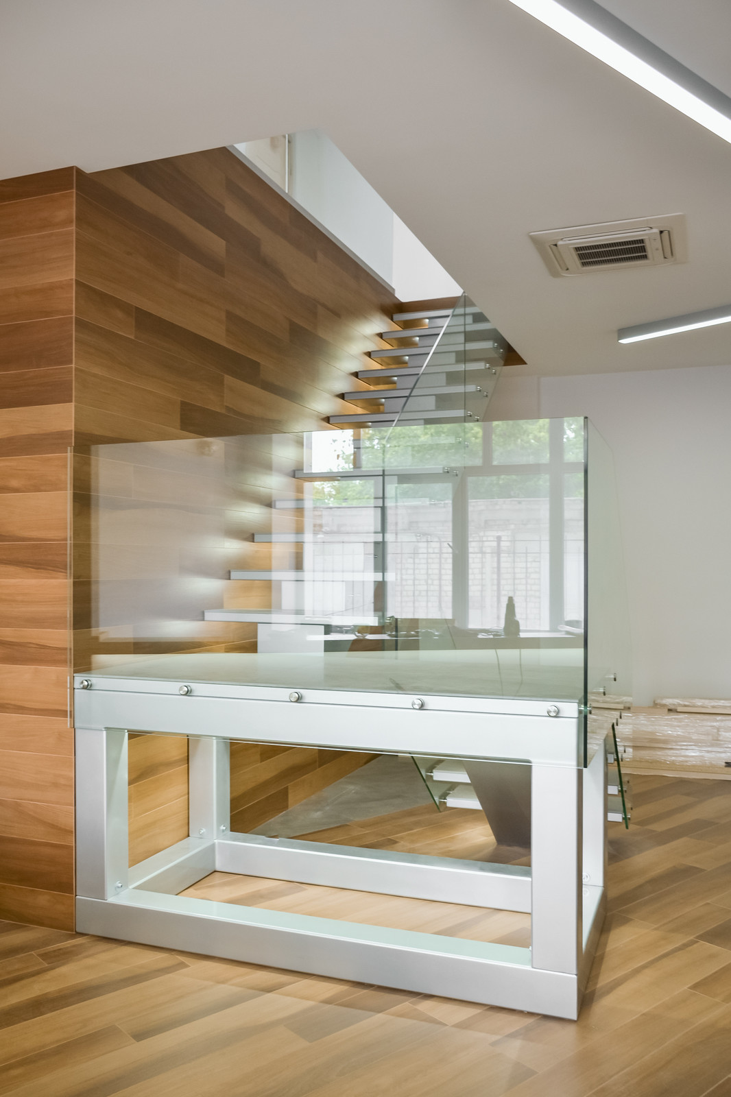 Лестница в офисном помещении