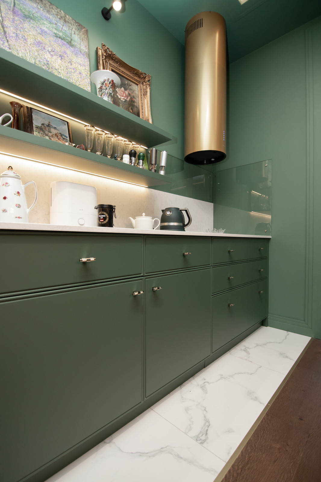 Стильная неоклассическая кухня в темно-изумрудном цвете
