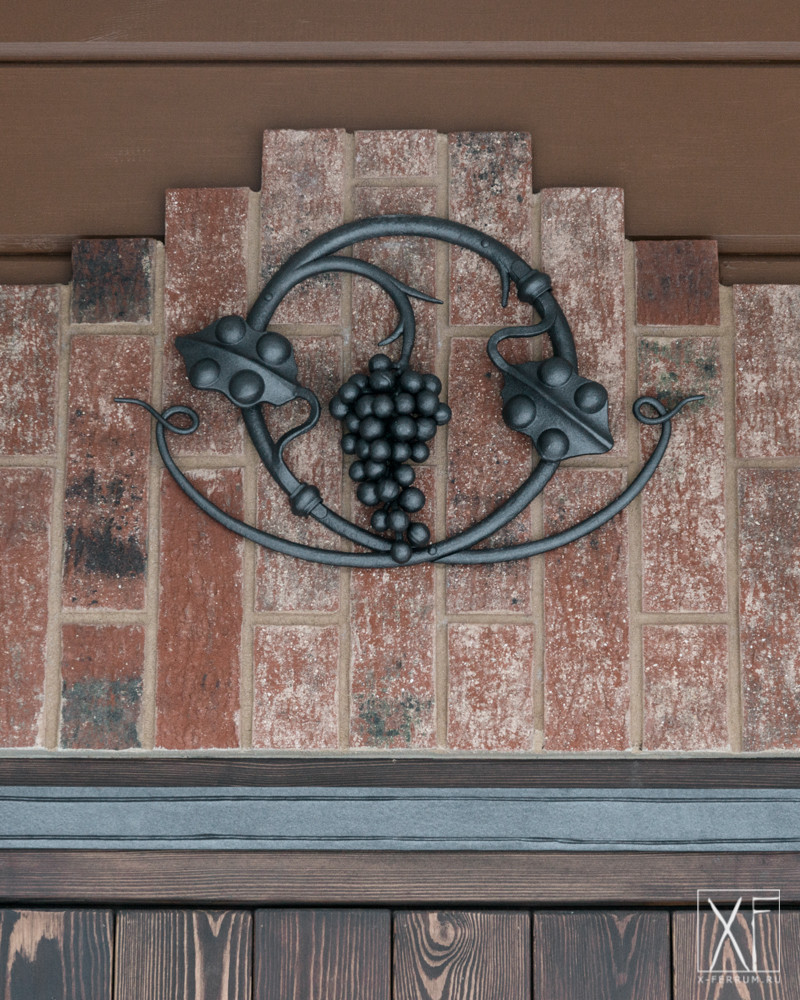 Декоративные кованные элементы и механический замок для двери в погреб