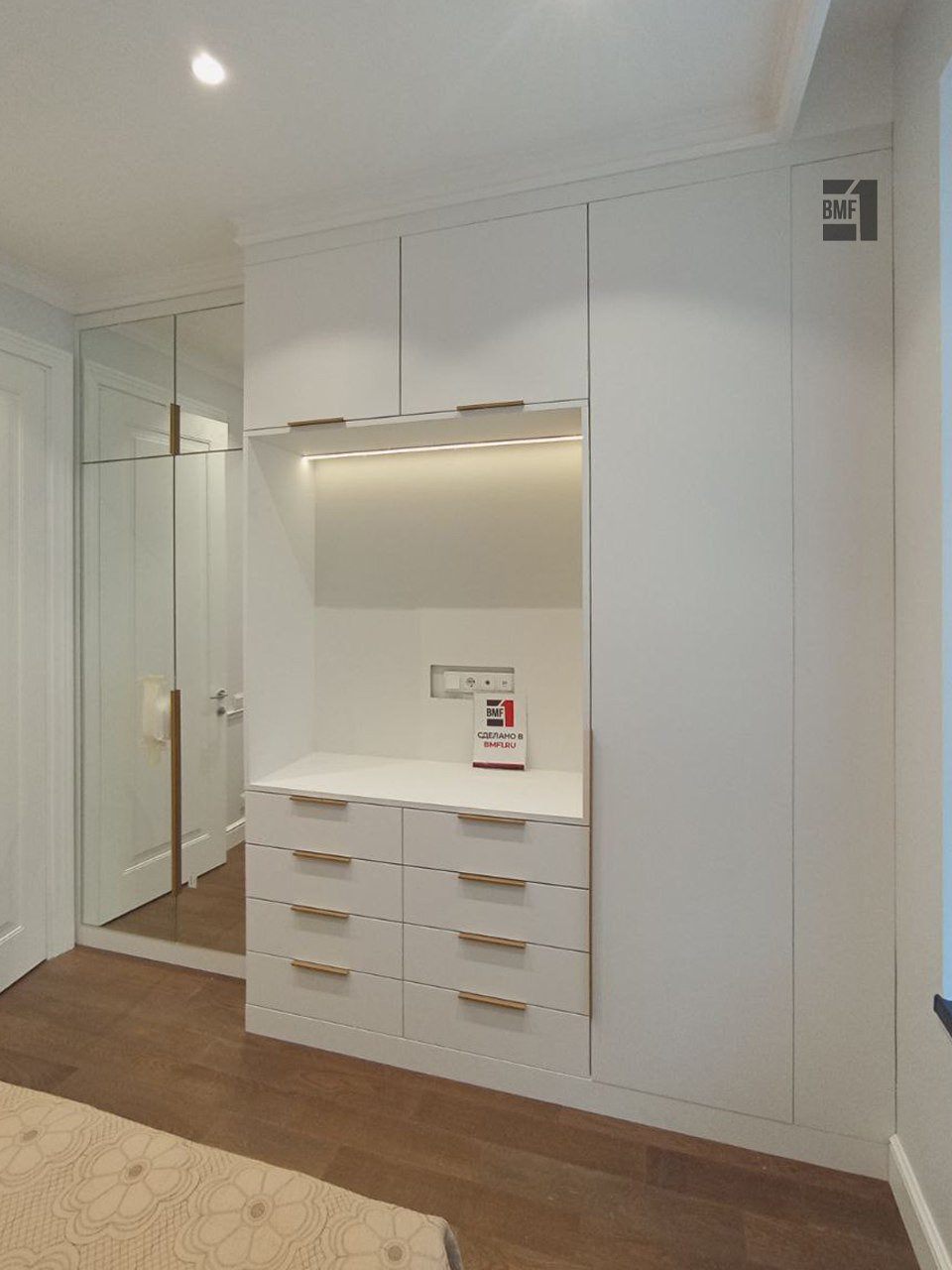 Мебельный комплекс в белом цвете