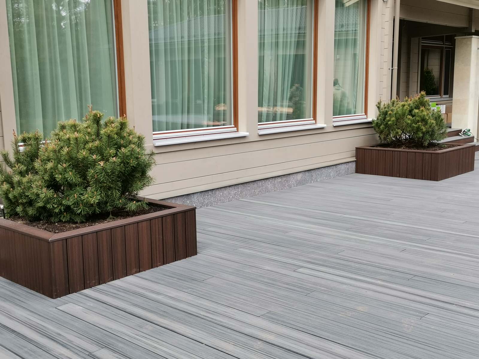 Террасы у дома в лесу