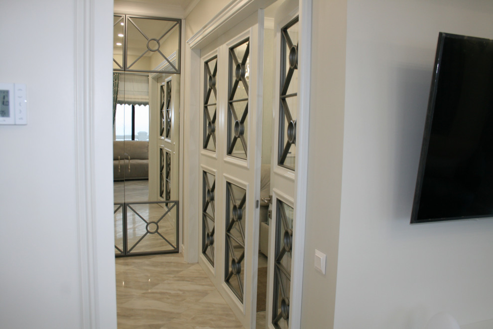 Белая неоклассика с оттенком морской волны