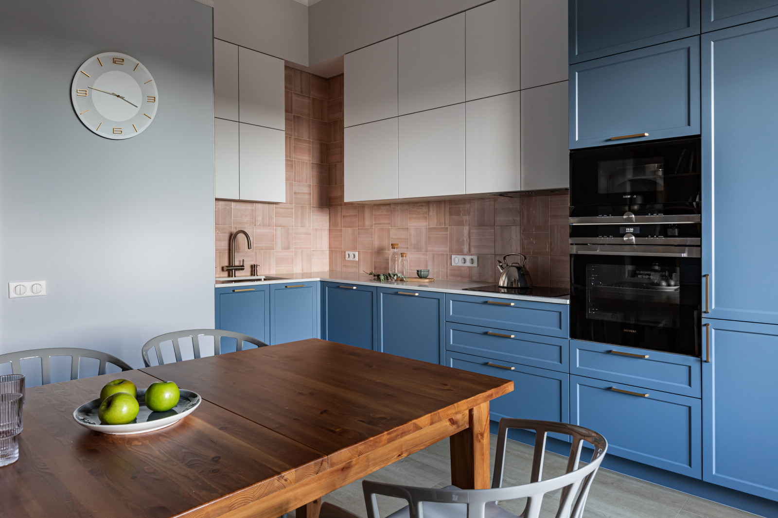 Кухня в Петергофе с высокими потолками