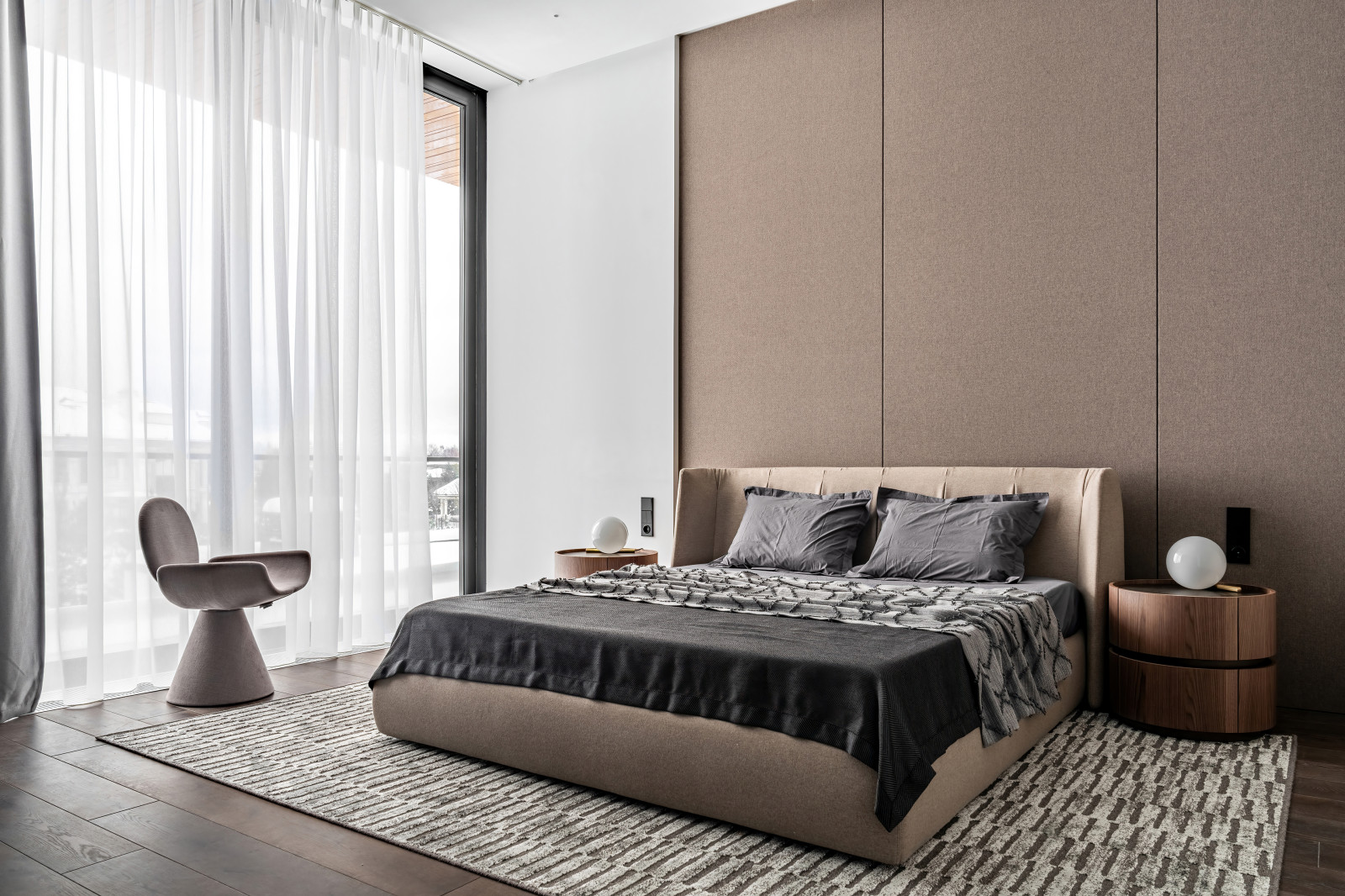 Двухэтажный загородный дом в современном стиле с глиняными акцентами