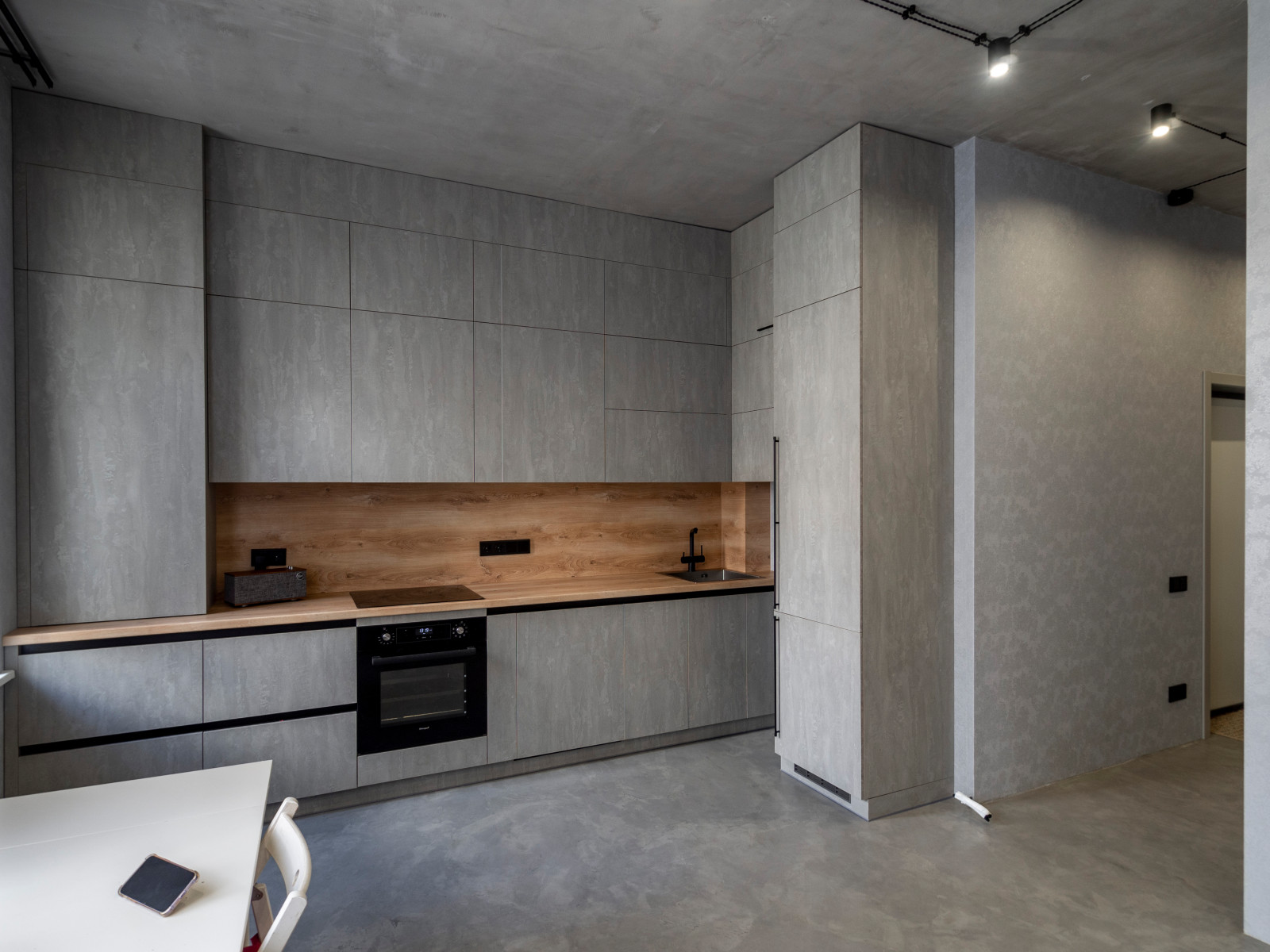 Элегантная минималистичная кухня в сером цвете
