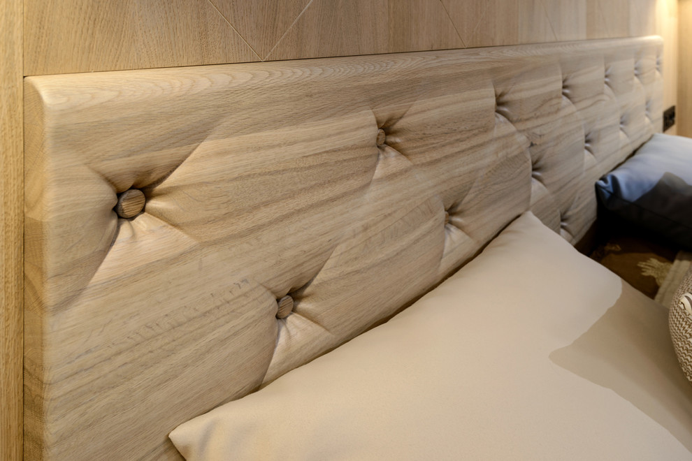 Кровать и панно из массива дуба